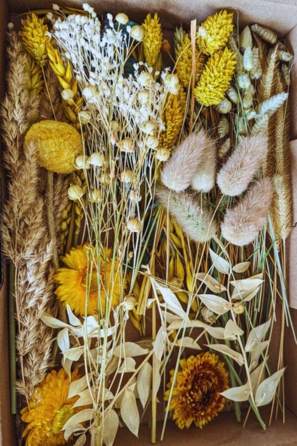 Arranjo floral flores secas amarelas douradas decoracao