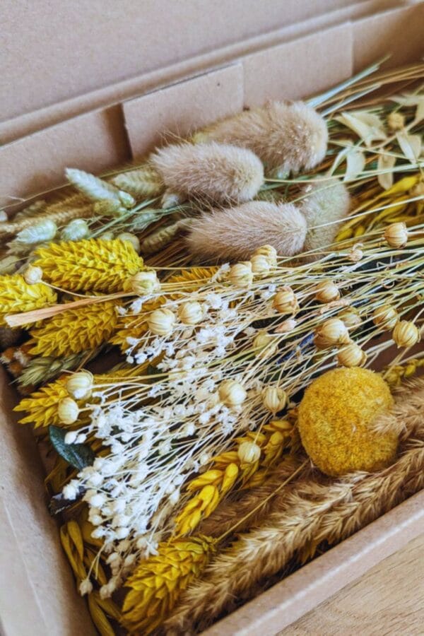 Caixa decorativa flores secas amarelas douradas preservadas