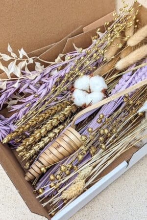Caixa decorativa flores secas lilas roxas preservadas