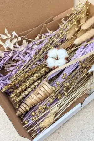 Caixa decorativa flores secas lilas roxas preservadas