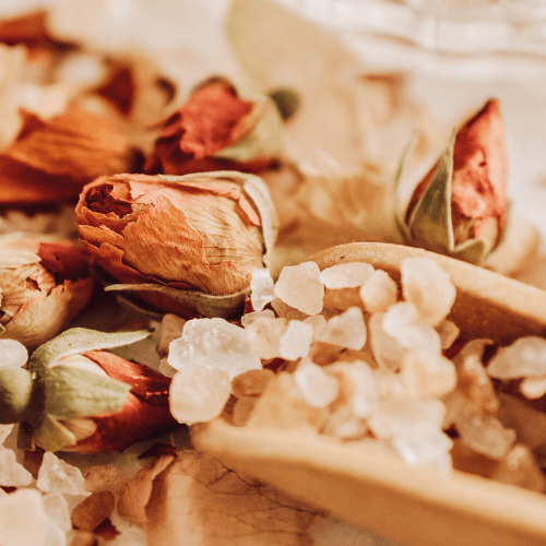 Conjunto de flores secas em tons quentes, destacando a beleza natural e a versatilidade das rosas secas na decoração.